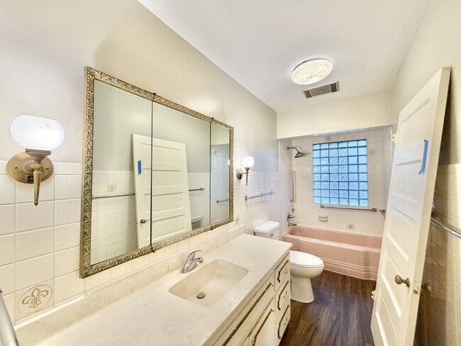 Building Photo - 715 Bushnell St