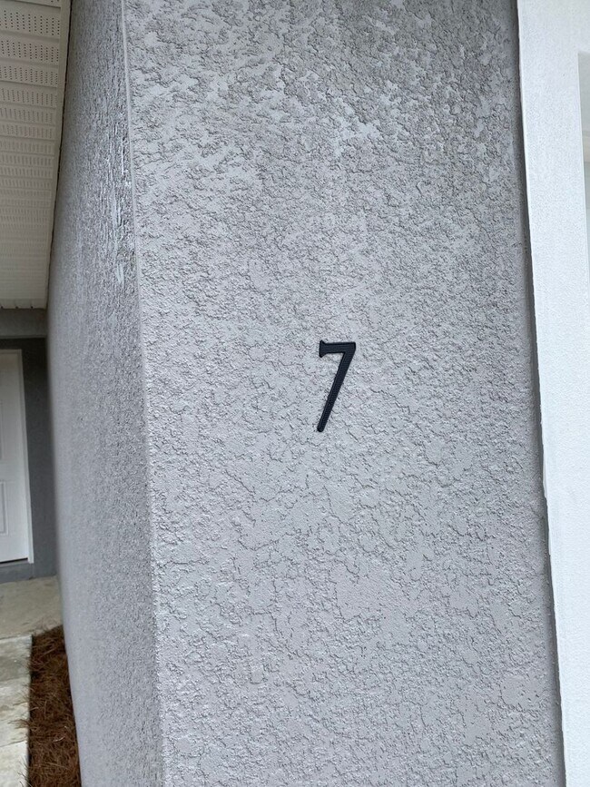 Building Photo - Custom Home - Desirable SE Ocala Neighborhood 3/2/2 **Won't Last**