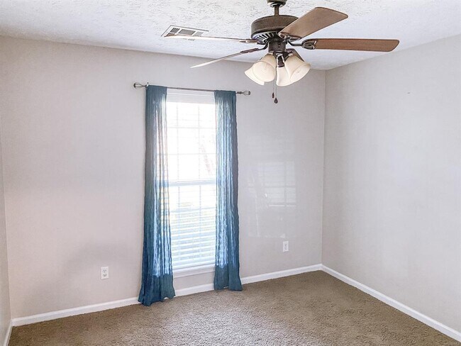 Building Photo - 122 Livingston Cir