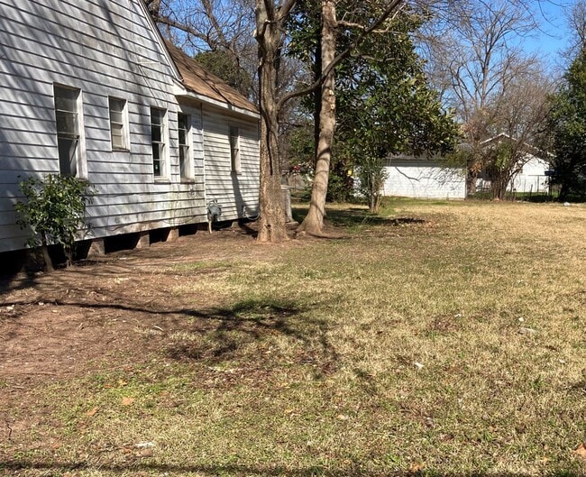 Building Photo - 1/2 OFF FIRST MONTH'S RENT  LARGE REMODELE...