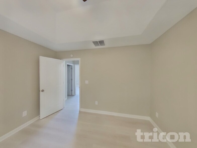 Building Photo - 262 Village Dr