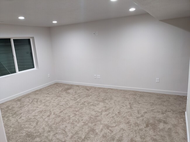 Spacious great room in the basement - 4312 E Grassland Way