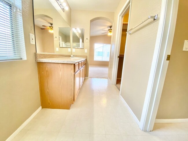 Building Photo - OVELY  2 BED ROOM 2 BATHROOM TOWNHOES LOCATED IN A GATED COMMUNITY IN HENDERSON