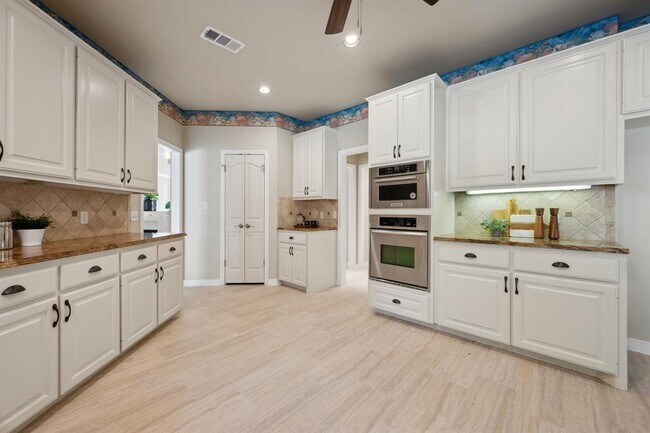 Building Photo - 9907 Spicewood Mesa