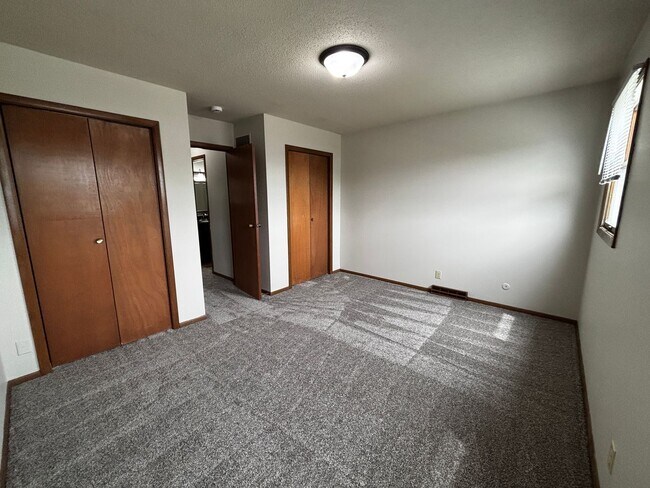 Building Photo - 3 Bedroom 2 Bath Duplex