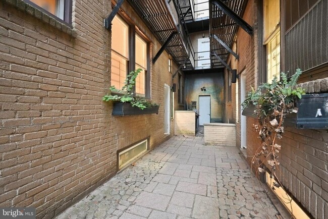 Building Photo - 334 Lombard St