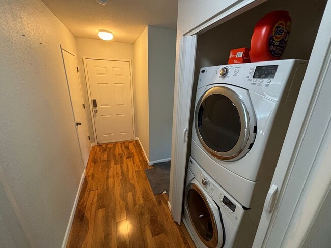 Building Photo - West Linn - Linnwood Heights, Stylish Condo, Gym, Pool & Hot Tub / Cable, W,S,G Included In The Rent