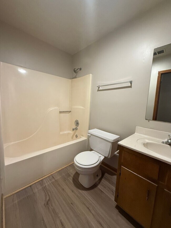 Building Photo - 101/103 Cooper Springs Ct