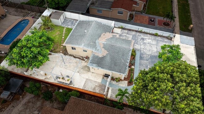 Building Photo - 201 NE 28th Ct