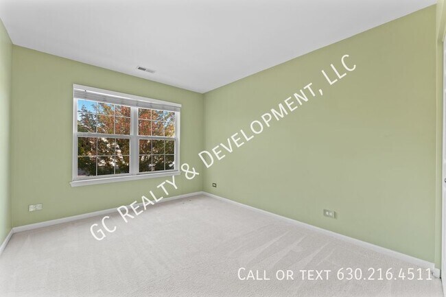 Building Photo - ***2300 SF END UNIT W/LOTS OF LIGHT / 2 BD...