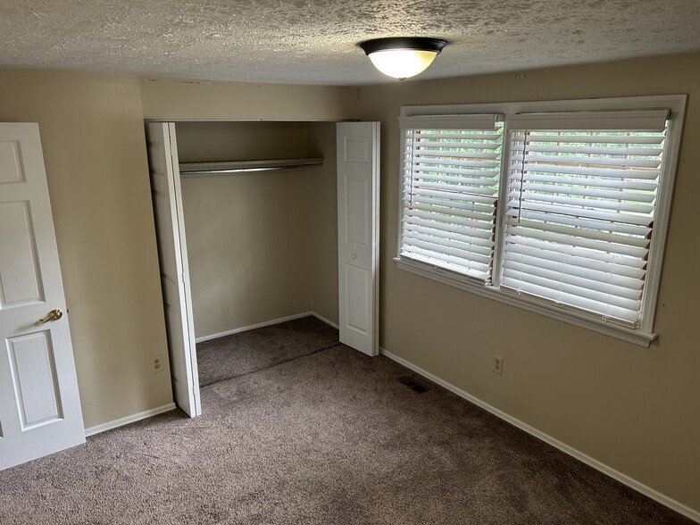 2nd Bedroom - 406 Hickory Cir