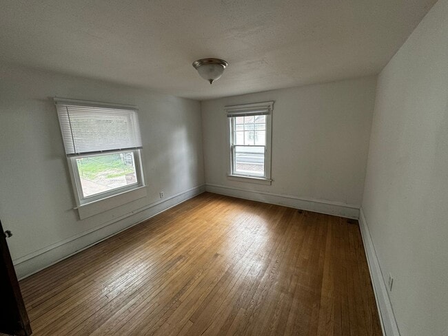 Building Photo - 1411 Yale Ave NW