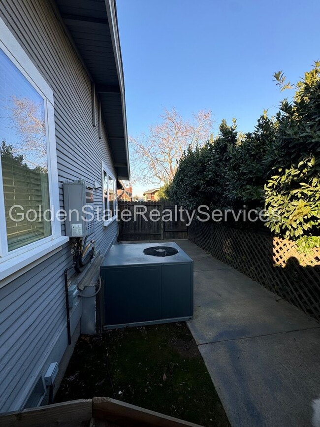 Building Photo - Pleasant St