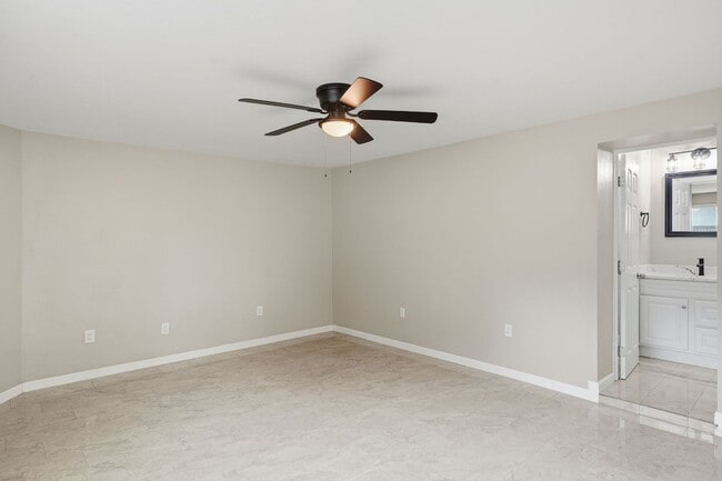 Building Photo - Bright, Fresh & Pet-Friendly — 3BR Retreat Minutes from U of A