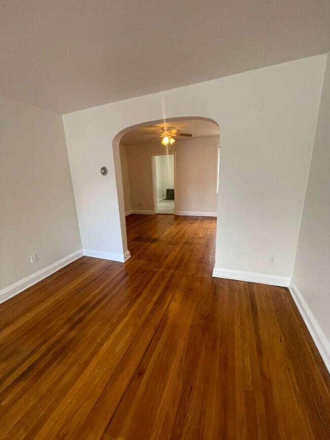 Building Photo - Recently Renovated Three Bed One And A Half Bath Ready For A New Tenant!