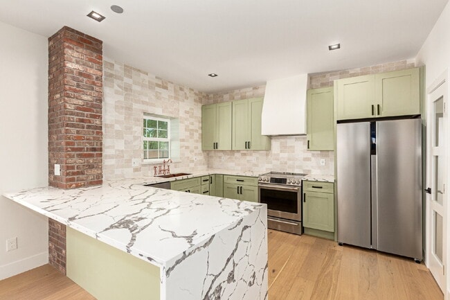 Building Photo - Gorgeous 2-Bed, 2-Bath duplex in the Garfi...