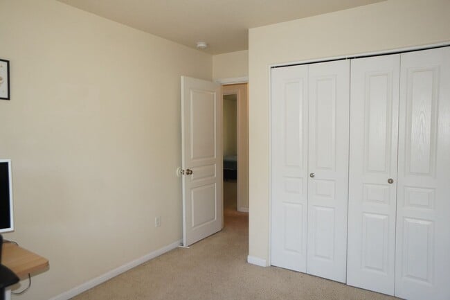 Building Photo - Beautiful Beaverton Townhouse