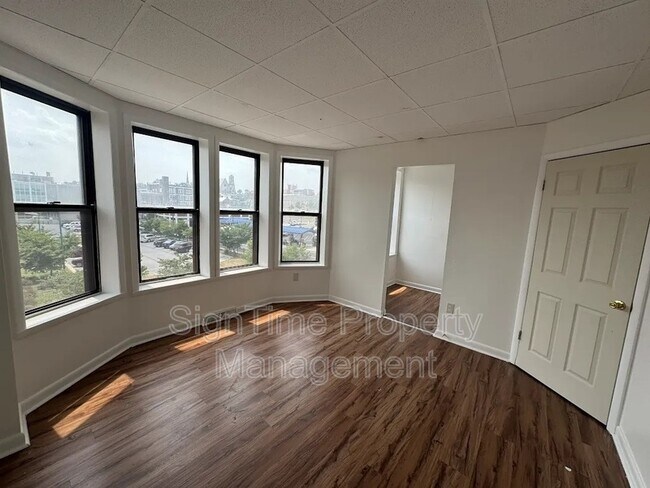 Building Photo - 112 W Franklin St