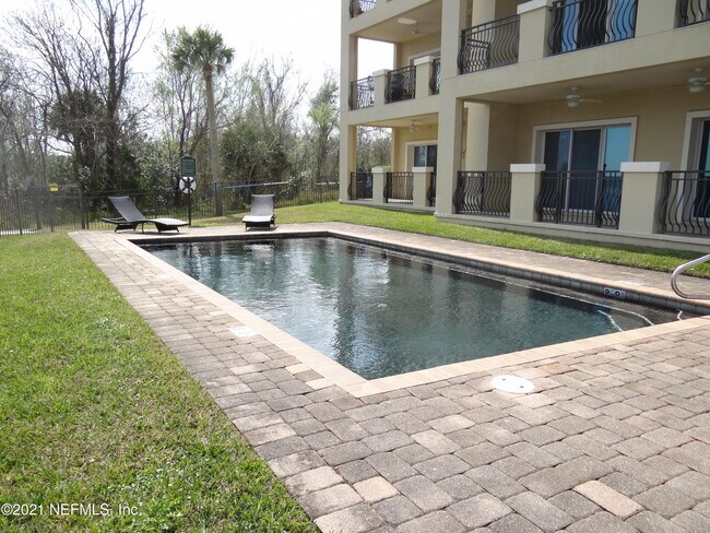 Building Photo - 120 Bay St