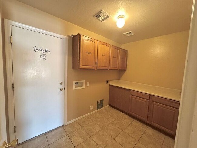Building Photo - GREAT 4BEDROOM/3BATH HOME WITH ALL THAT YO...