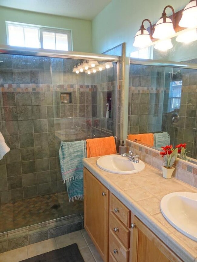 Building Photo - Adorable 2 bedroom 2 bathroom townhouse in...