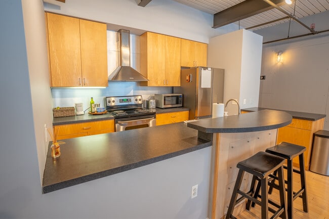 Building Photo - 75 Maple St