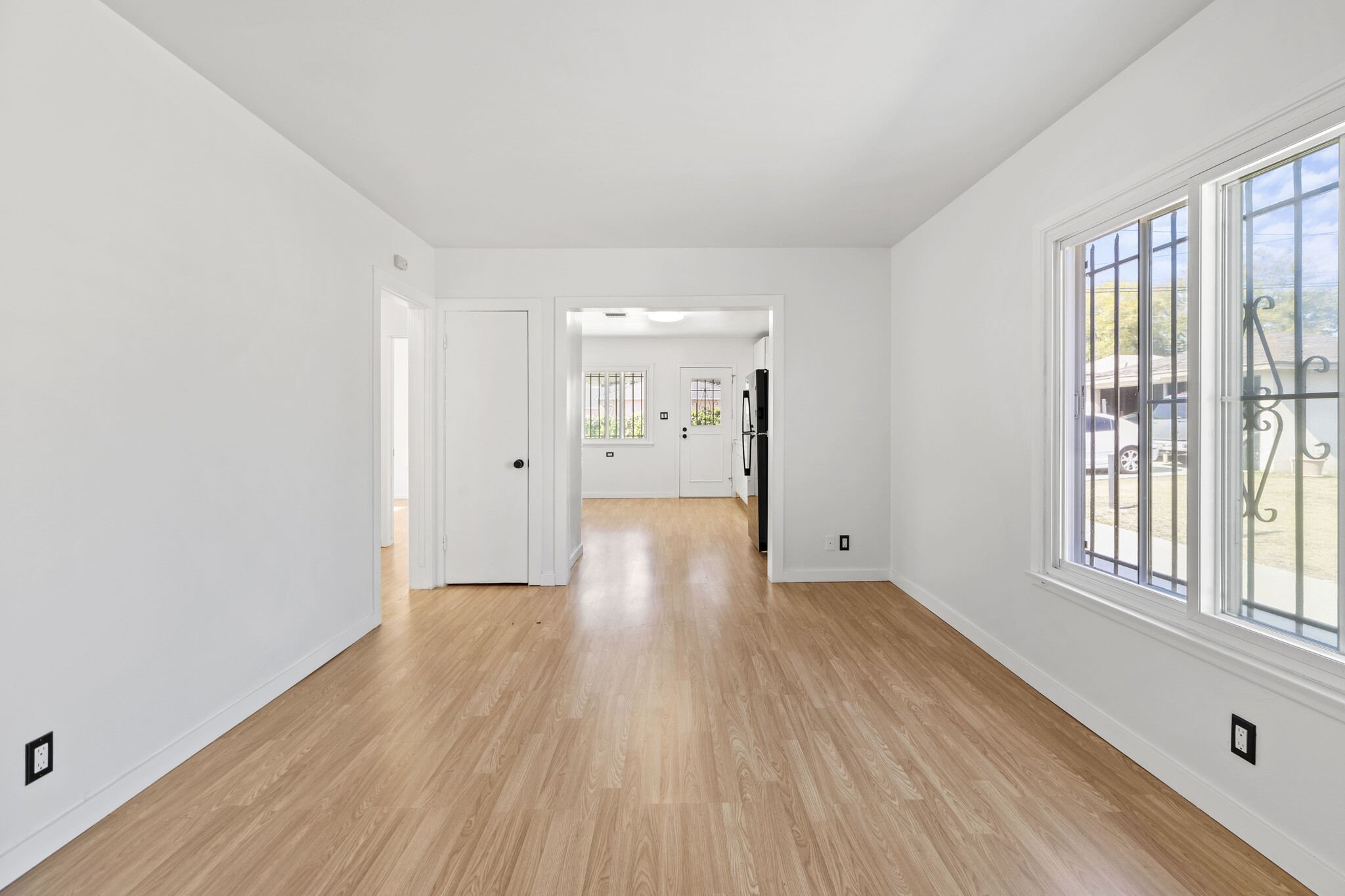 Building Photo - 9813 S Van Ness Ave