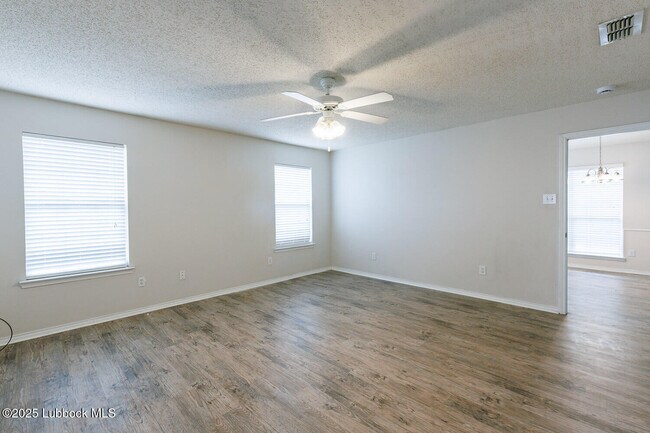 Building Photo - 536 N Kirby Ave