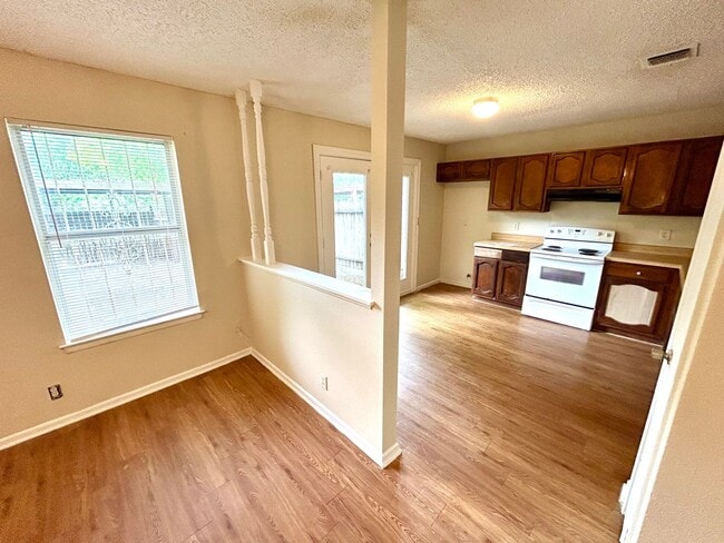 Building Photo - **APPLICATION RECEIVED** Convenient 2 Bedr...