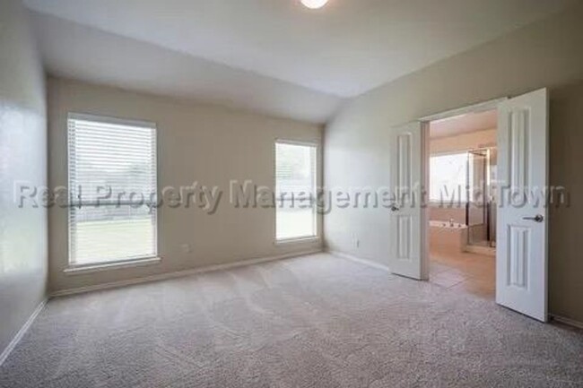 Building Photo - Charming Newer Home Master-planned communi...