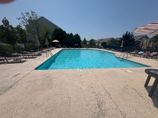 Building Photo - Spacious 3BR/2.5BA Townhome in Desirable B...