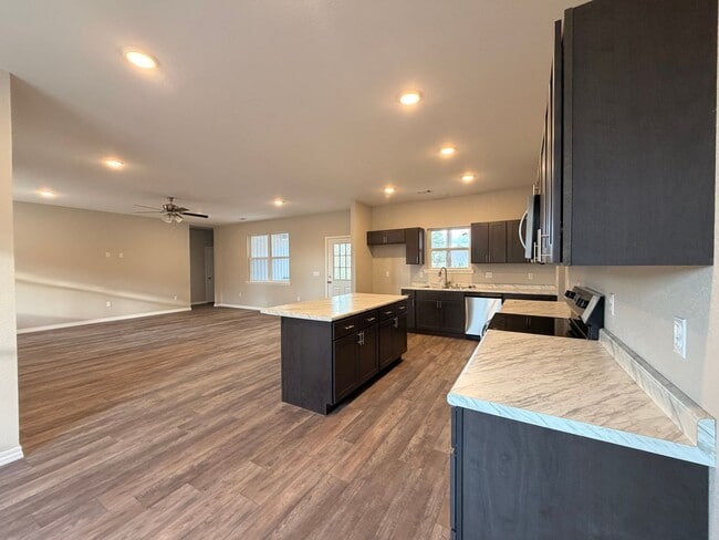 Building Photo - Welcome to your dream home in Russellville, AR!