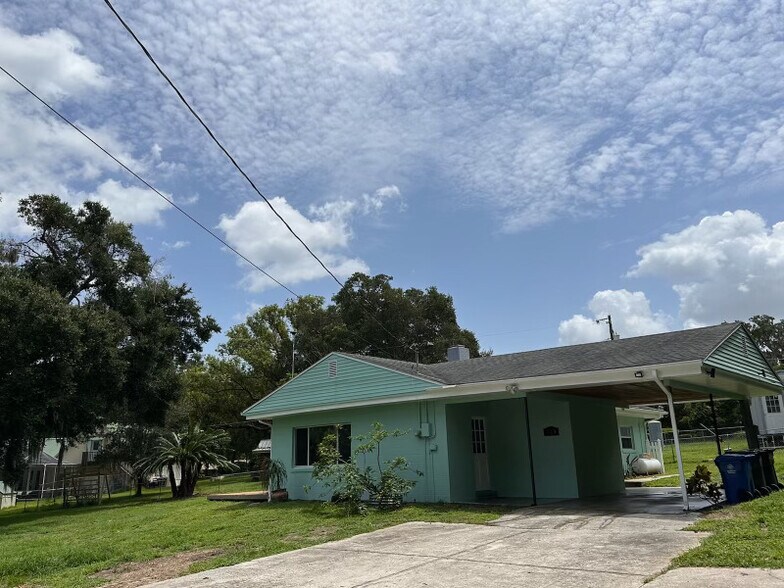 Building Photo - 320 E Oak St