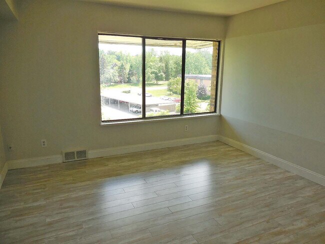 Building Photo - 2116 Pauline Blvd