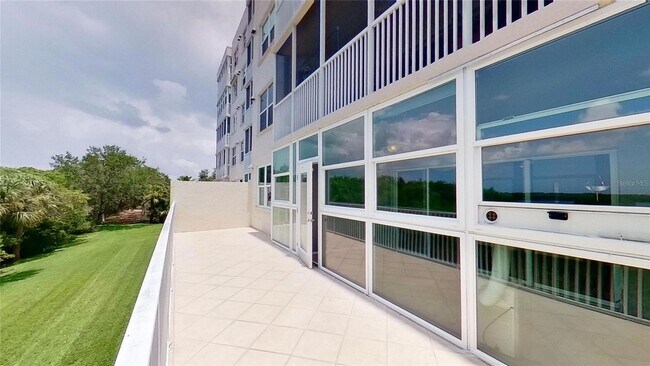 Building Photo - 6495 Shoreline Dr