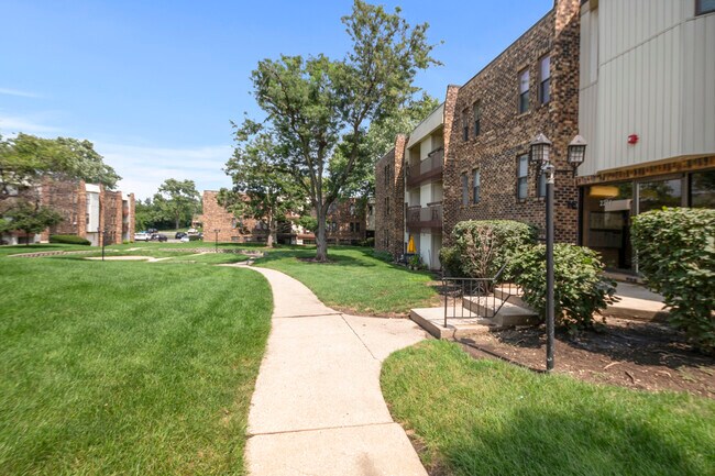 Building Photo - 2214 Country Club Dr