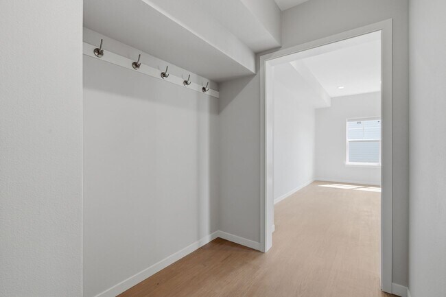 Building Photo - 142 Russ Dr SW