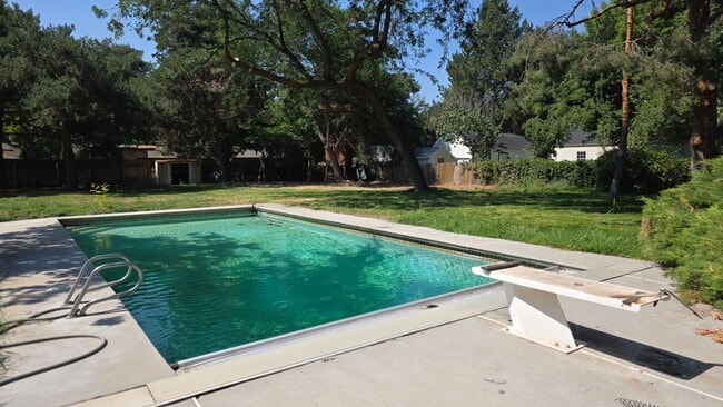 Building Photo - House with a pool