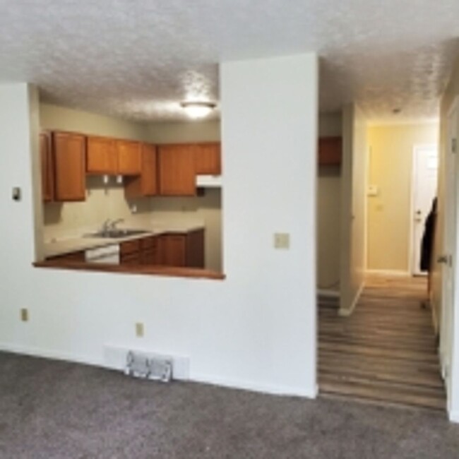 Building Photo - 2/3 Bed Room 1 ½ Townhouse for rent.