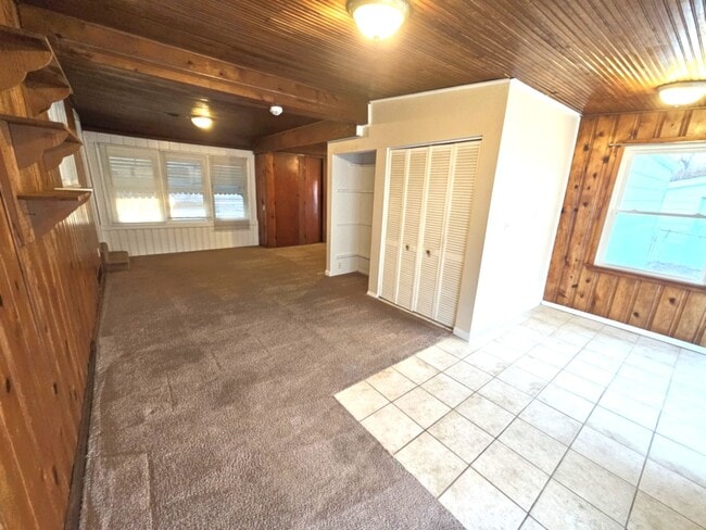 Building Photo - Spacious Ranch Home