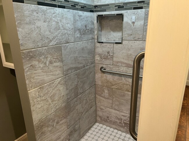 Building Photo - 2 Bed 2 Bath Cottage