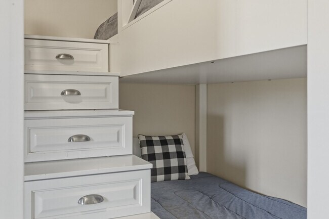 Building Photo - 4221 Torrey Pines Dr