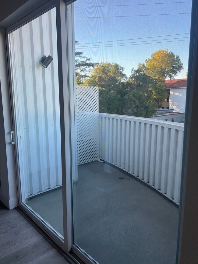 Building Photo - Modern - 2 Story Loft