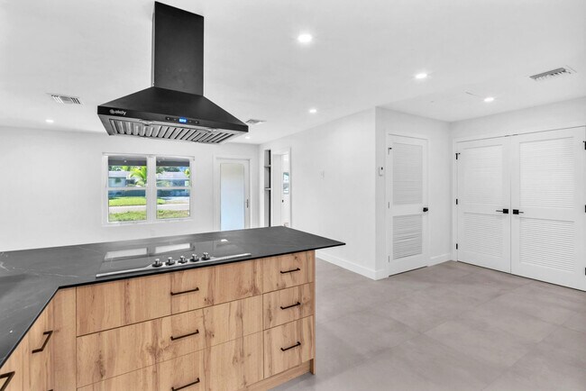 Building Photo - 4640 SW 25th Terrace