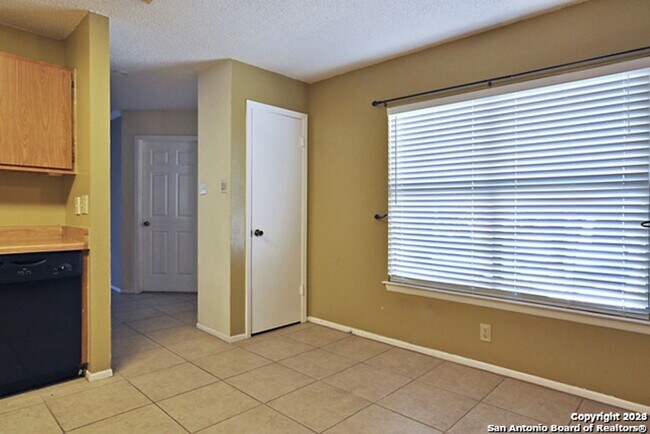 Building Photo - 4 Bed 2 Bath home in Hunters Chase Subdivision