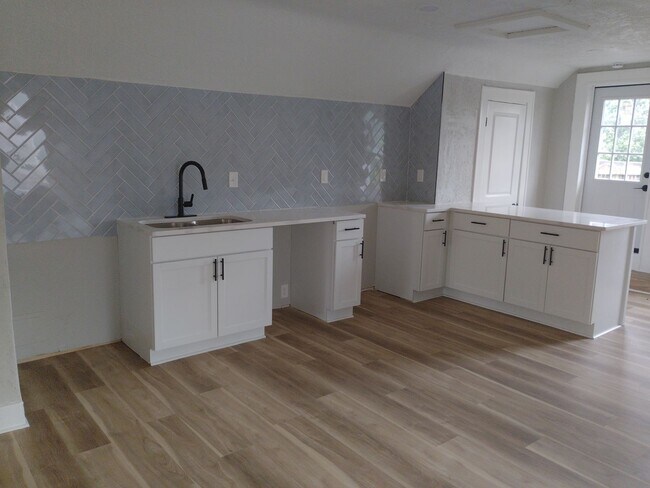 Building Photo - 1712-1714 Bryden Road - Upstairs Apartment