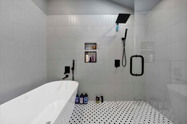 Building Photo - 1728 N Wood St