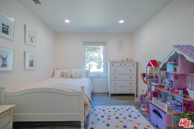 Building Photo - 2760 E Glenoaks Blvd
