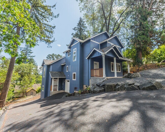 Building Photo - Sylvan Street Duplex