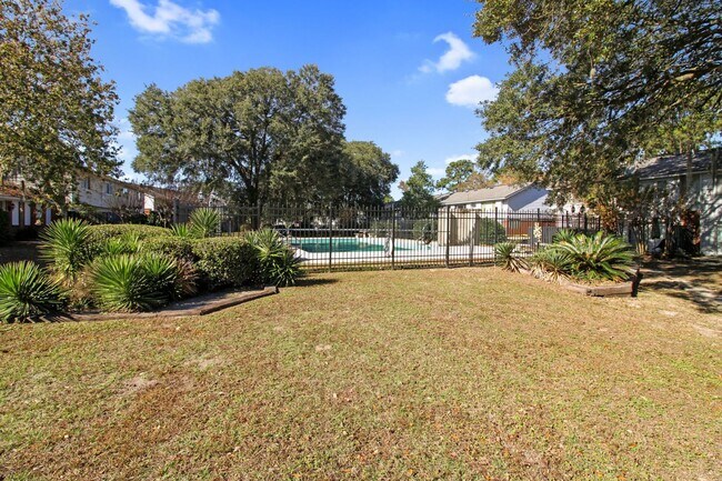 Building Photo - Knollwood Estates